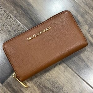 Michael Kors Jet Set Item Multifunction Wallet